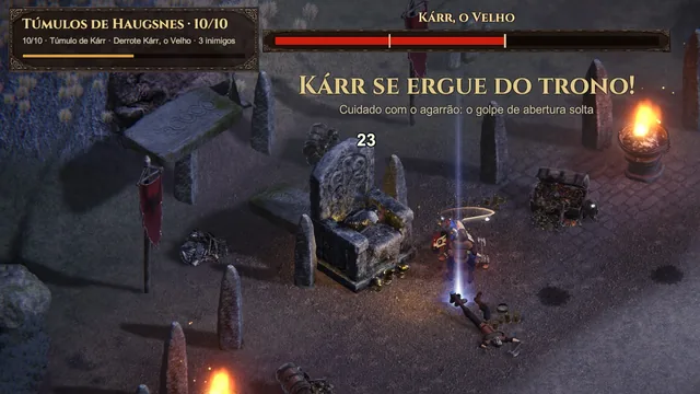 Kárr, o Velho, se levanta do trono de pedra; o aviso “Kárr se ergue do trono!” aparece sobre a luta, com a barra de vida do chefe.