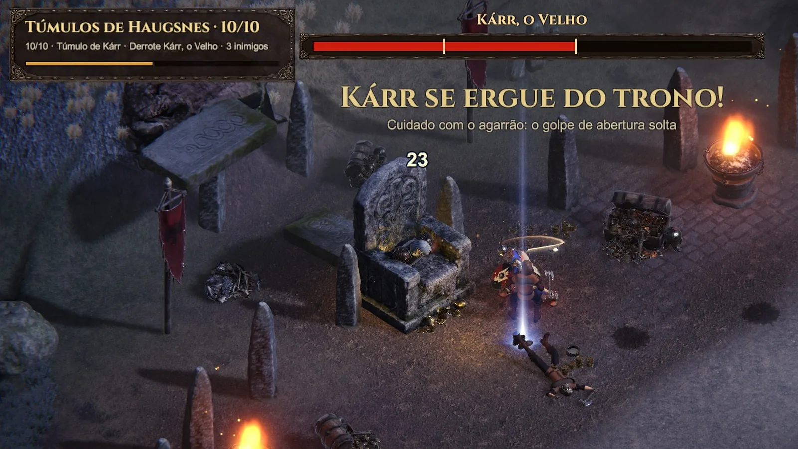 Kárr, o Velho, se levanta do trono de pedra; o aviso “Kárr se ergue do trono!” aparece sobre a luta, com a barra de vida do chefe.