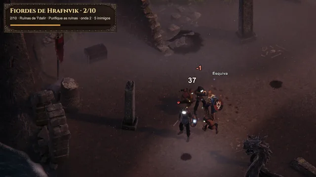 O guerreiro luta contra draugr entre colunas quebradas nas Ruínas de Ýdalir.